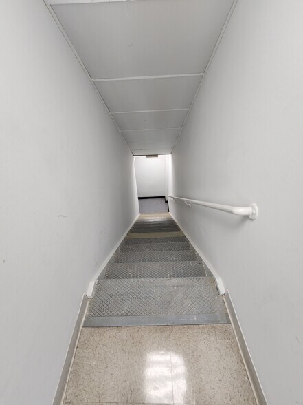 More Photos Of 534 Middle Neck Rd, Great Neck Bank For Lease