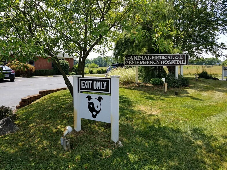 More Photos Of 2527 W Dublin Granville Rd, Columbus Veterinarian Kennel For Sale