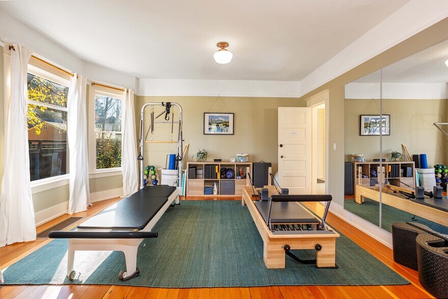 More Photos Of 510 NE Dekum St, Portland Office For Sale