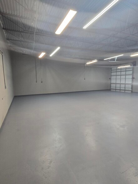 More Photos Of 3245 Fairfield Ave S, Saint Petersburg Manufacturing For Lease