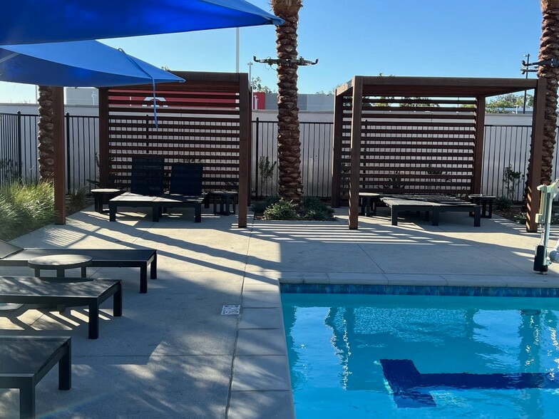 More Photos Of 3005 Cochran St, Simi Valley Specialty For Lease