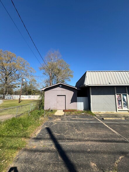 More Photos Of 990 N Daleville Ave, Daleville Warehouse For Sale