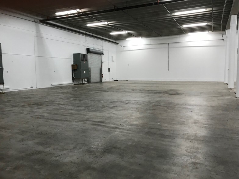 More Photos Of 1205-1421 Hill Ave, Mangonia Park Warehouse For Lease