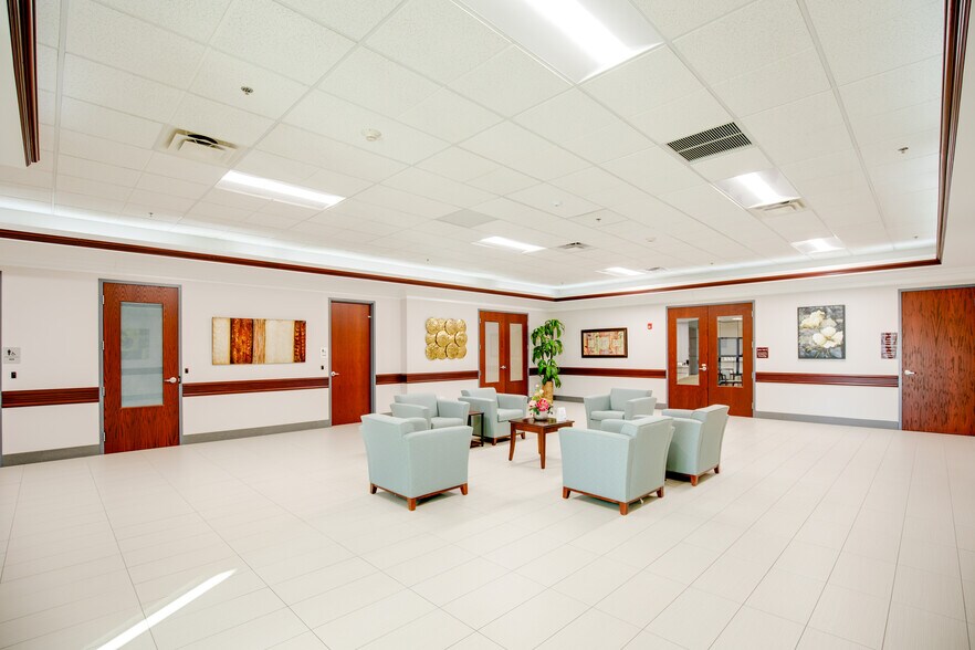 More Photos Of 4300 Weaver Pky, Warrenville Office For Lease