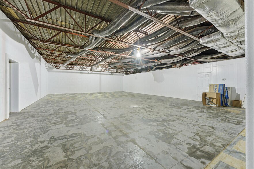 More Photos Of 1117 Willow Dr, Waynesburg Warehouse For Sale