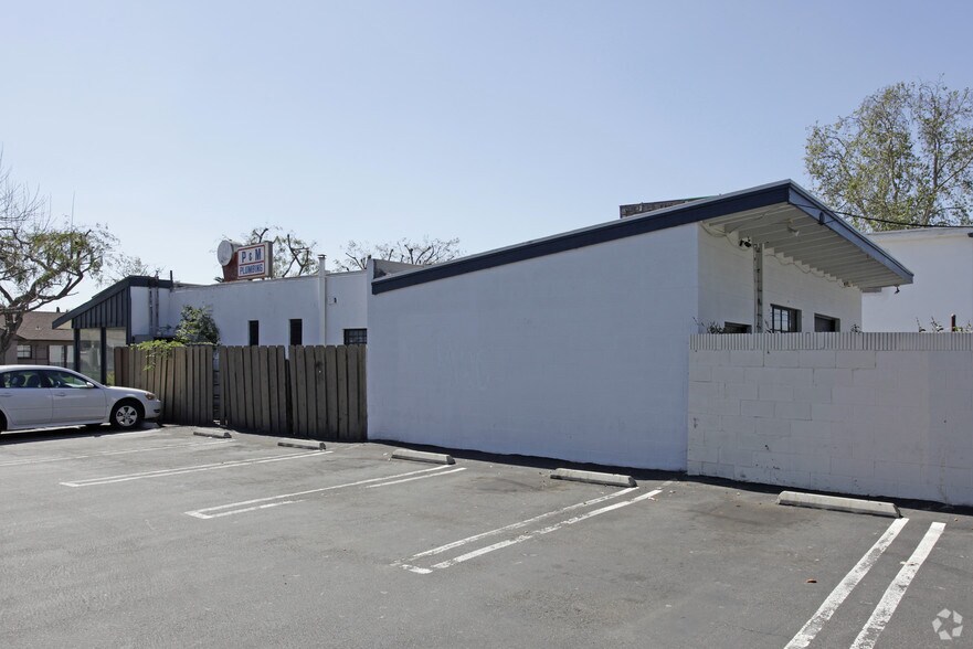 More Photos Of 1139 W 17th St, Santa Ana Freestanding For Lease