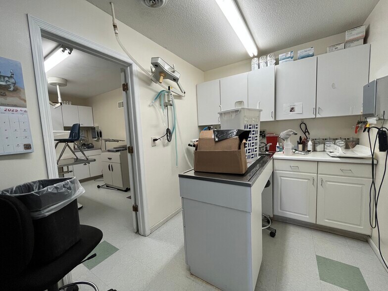 More Photos Of 1305 Black St, Pekin Flex For Sale