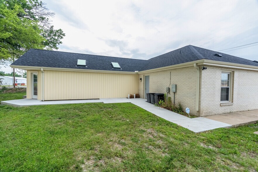 More Photos Of 709 N Carbon St, Marion Flex For Sale