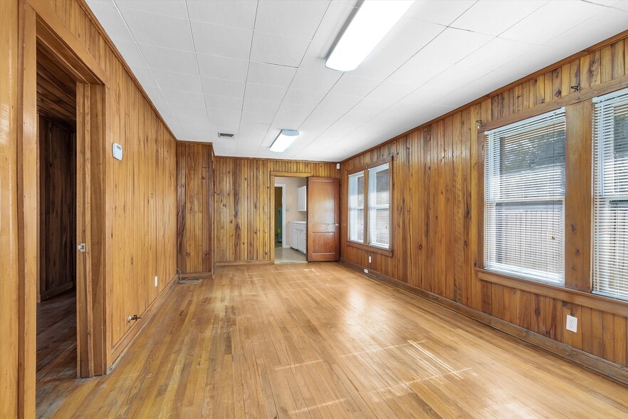 More Photos Of 207 W Montgomery St, Willis Office For Lease