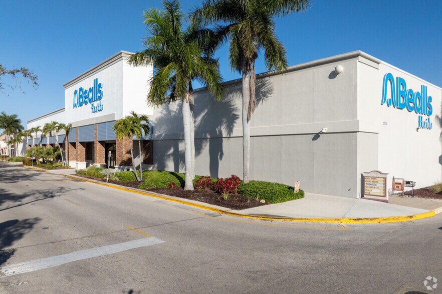 More Photos Of 13300 S Cleveland Ave, Fort Myers Freestanding For Lease