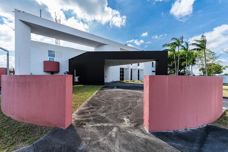 More Photos Of 194 NW 187th St, North Miami Showroom For Sale