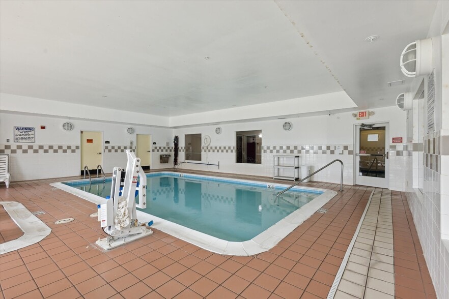More Photos Of 2750 Fortune Cir W, Indianapolis Hotel For Sale
