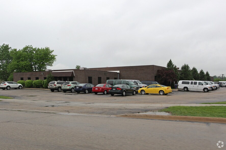 More Photos Of 2302-2320 Wisconsin St, Downers Grove Warehouse For Lease
