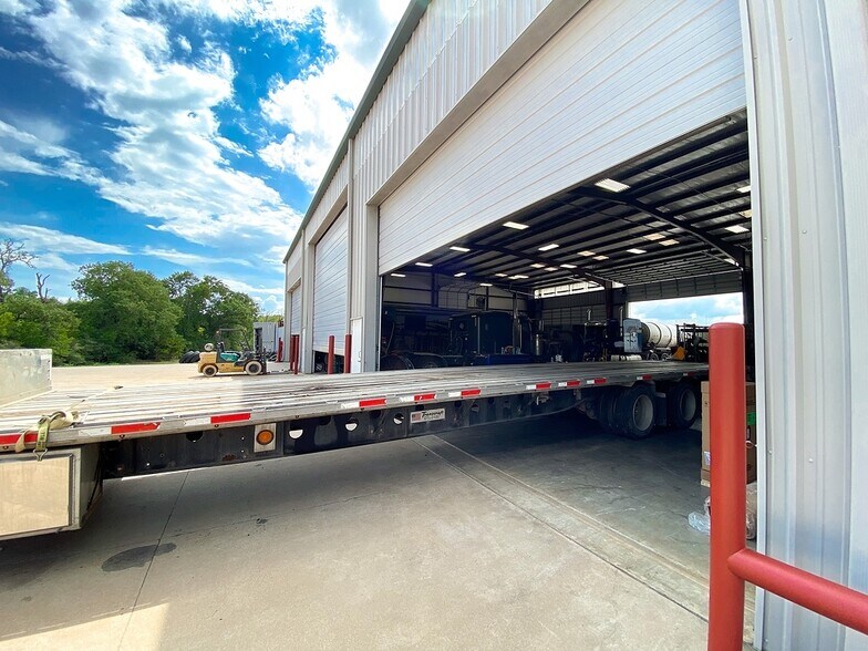 More Photos Of 3625 Highway 290 W, Brenham Warehouse For Sale