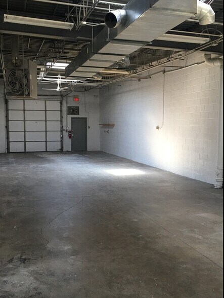 More Photos Of 1201-1219 Paramount Pky, Batavia Warehouse For Lease
