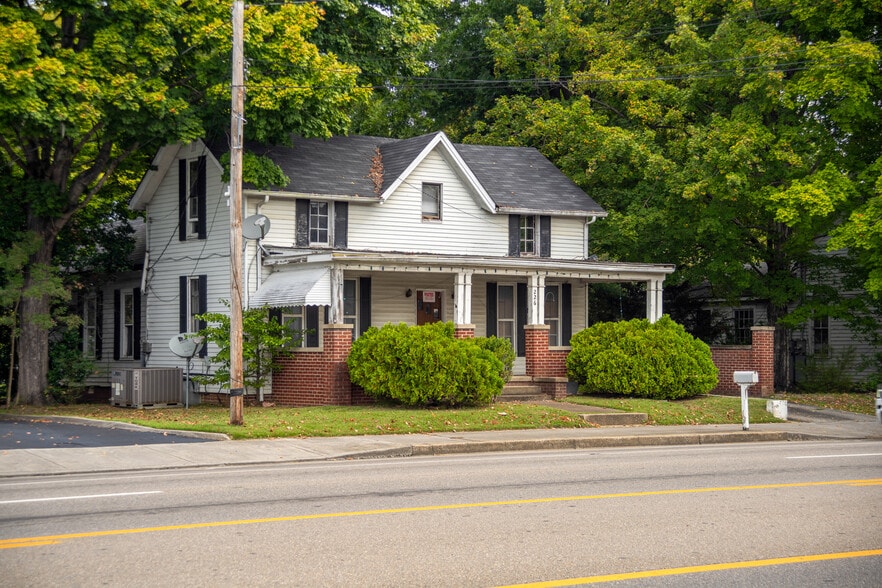 More Photos Of 226 E Main St, Sevierville Freestanding For Sale