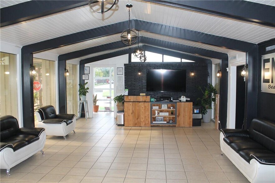 More Photos Of 1826 Morrow Ave, Waco Freestanding For Sale