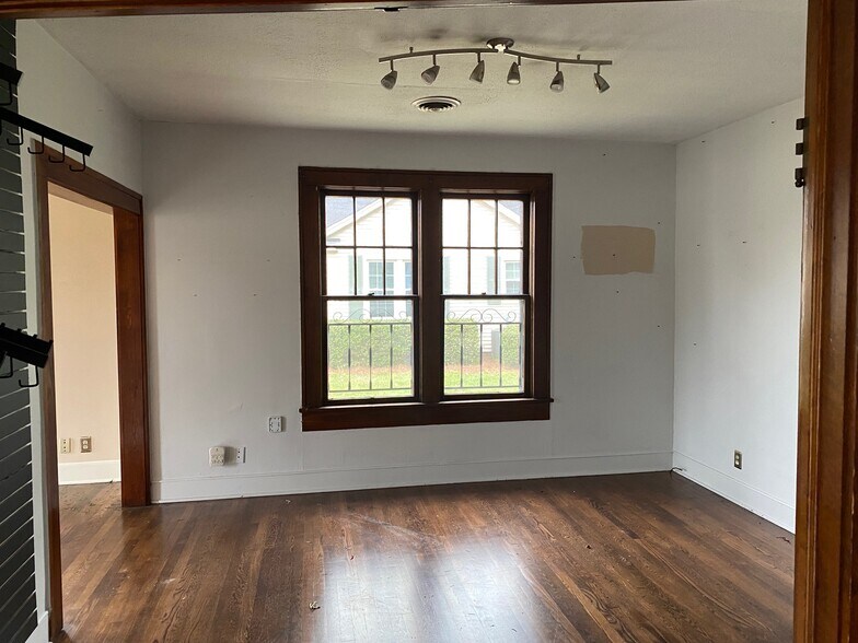 More Photos Of 404 N Gloster St, Tupelo Office For Lease