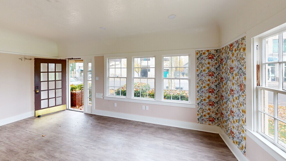 More Photos Of 411 Oak St, Roseville Office For Sale