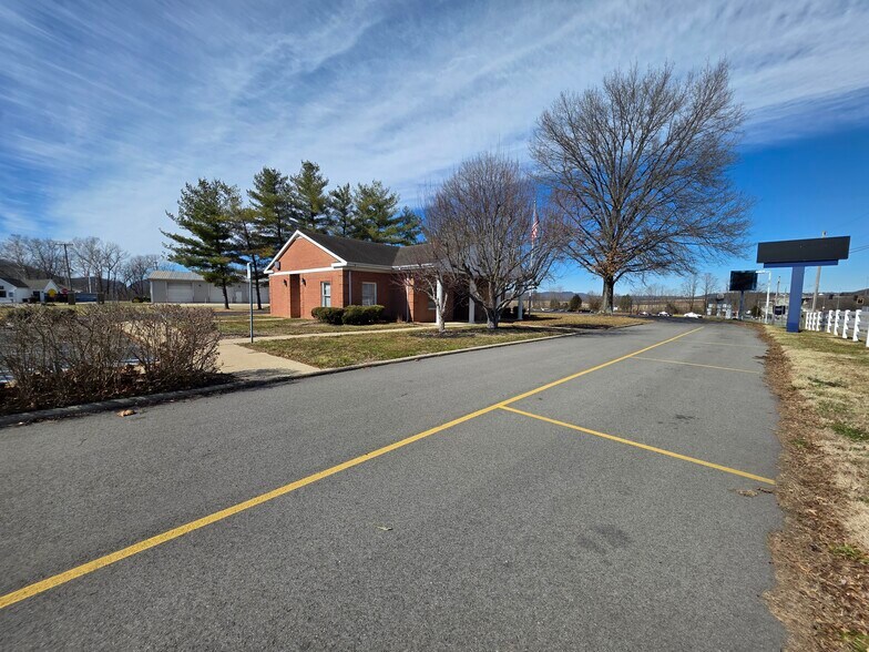 More Photos Of 10 Merritt St, Lucasville Bank For Lease
