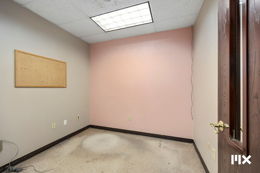 More Photos Of 21685 Northland Dr, Paris Distribution For Sale