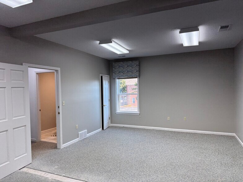 More Photos Of 2820 Summer Oaks Dr, Bartlett Office For Sale