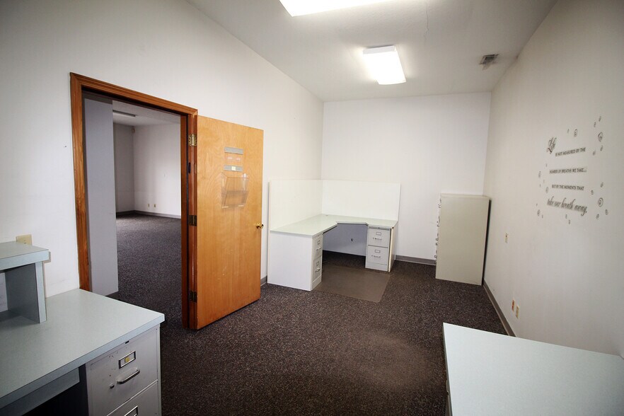 More Photos Of 2509 W 2nd St, Marion Office For Lease