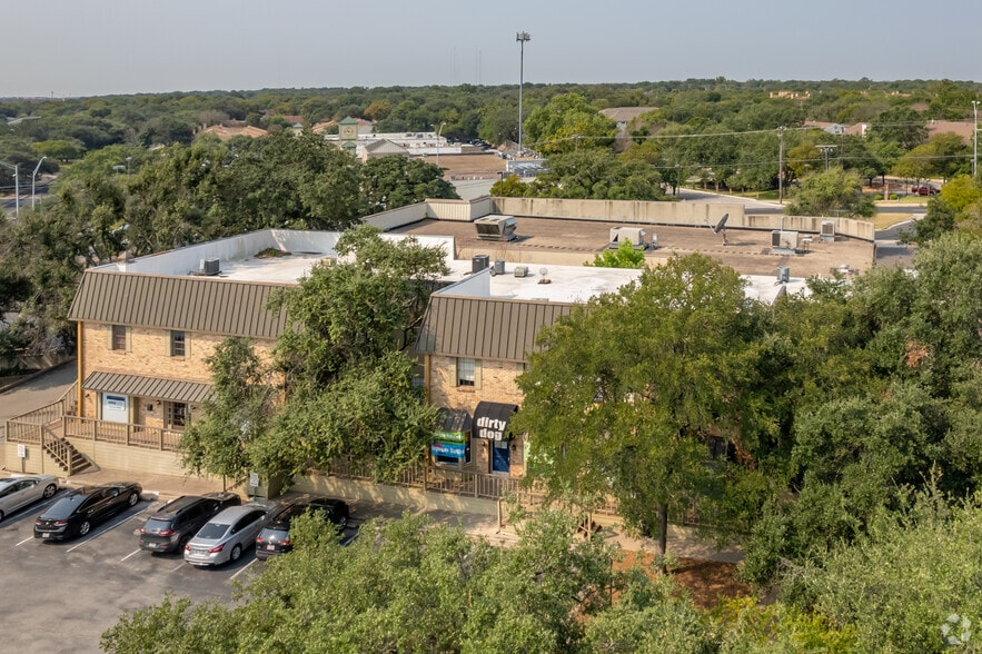 More Photos Of 8108 Mesa Dr, Austin Unknown For Lease