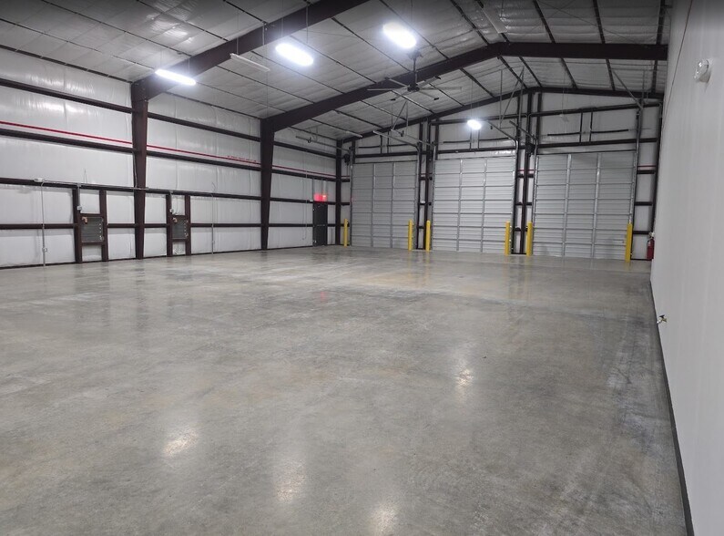 More Photos Of 8720 South Fwy, Fort Worth Warehouse For Lease