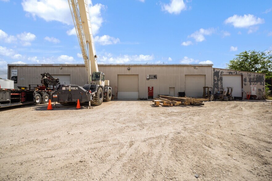 More Photos Of 2833 Roosevelt Ave, San Antonio Warehouse For Lease