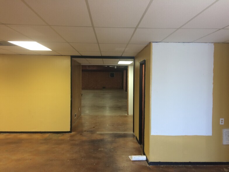 More Photos Of 8446 Gault Ln, San Antonio Light Distribution For Lease