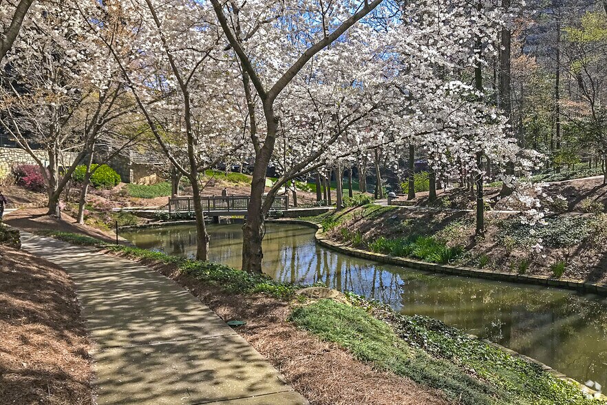 More Photos Of 3 Ravinia Dr, Atlanta Office For Lease