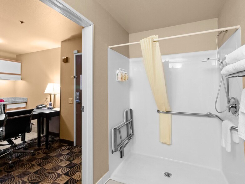 More Photos Of 1001 W College, Oak Creek Hotel For Sale