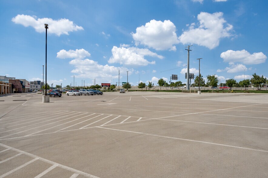 More Photos Of 930-1000 W Airport Fwy, Irving Health Club For Lease