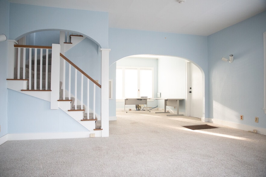 More Photos Of 355 N College Ave, Fayetteville Office Residential For Lease