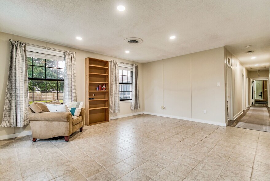 More Photos Of 725 S J St, Pensacola Office Residential For Sale