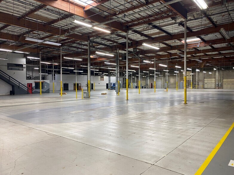 More Photos Of 2425-2515 NE Riverside Way, Portland Distribution For Lease