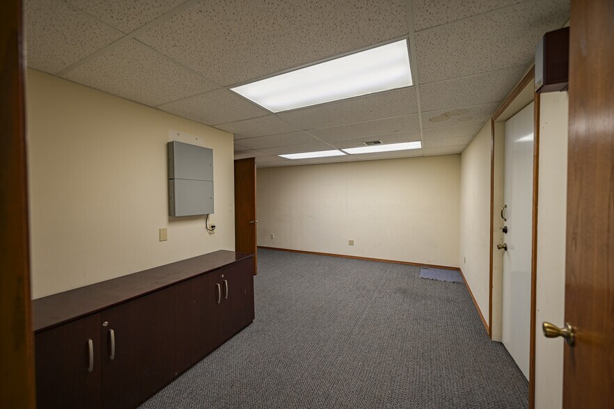 More Photos Of 802 W 8th St, Coffeyville Office For Sale