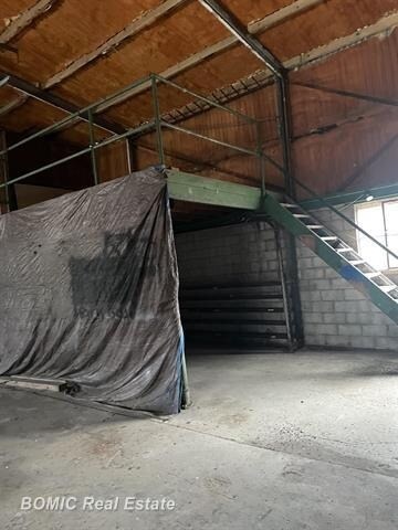 More Photos Of 9010 Dixie Hwy, Birch Run Warehouse For Lease