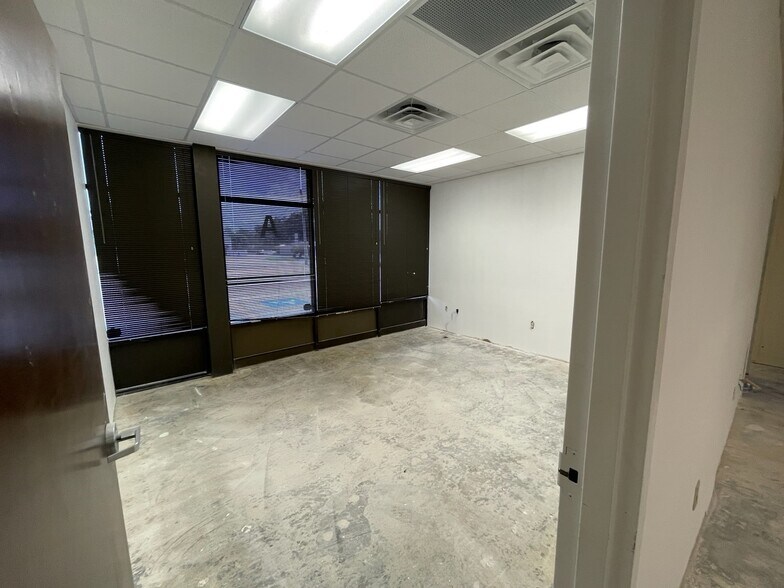 More Photos Of 4444 Lake St, Lake Charles General Retail For Lease