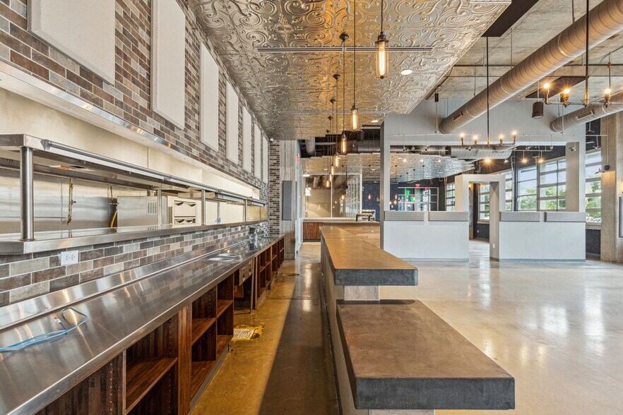 More Photos Of 340 Singleton Blvd, Dallas Restaurant For Lease