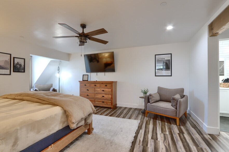 More Photos Of 49271 Golden Oak Loop, Oakhurst Hotel For Lease