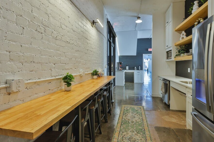 More Photos Of 611 Broadway, Lubbock Storefront For Sale