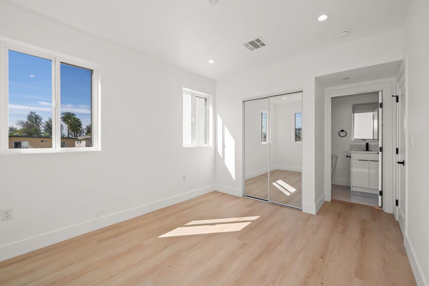 More Photos Of 1933 Magnolia Ave, Los Angeles Apartments For Sale
