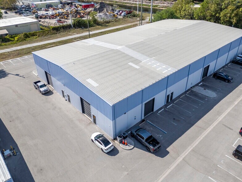 More Photos Of 4755 Mercantile Ave, Naples Unknown For Lease