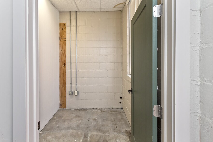 More Photos Of 46 Aston St, Asheville Light Manufacturing For Lease