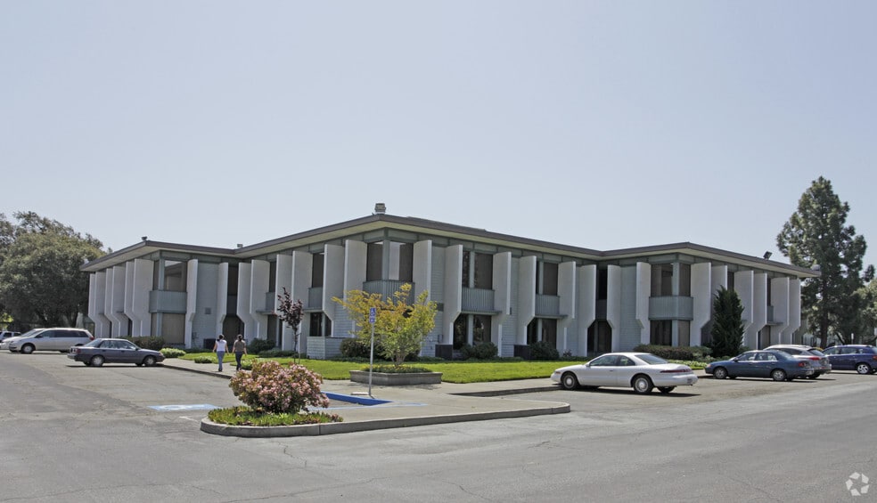 More Photos Of 7700 Edgewater Dr, Oakland Warehouse For Lease