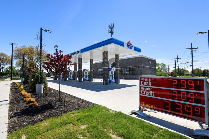 Primary Photo Of 4050 15 Mile Rd, Sterling Heights Service Station For Lease