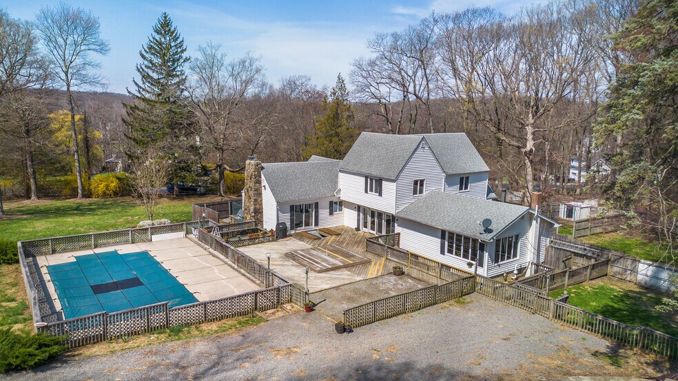 More Photos Of 8 Stonehedge Ln, Byram Township Veterinarian Kennel For Sale