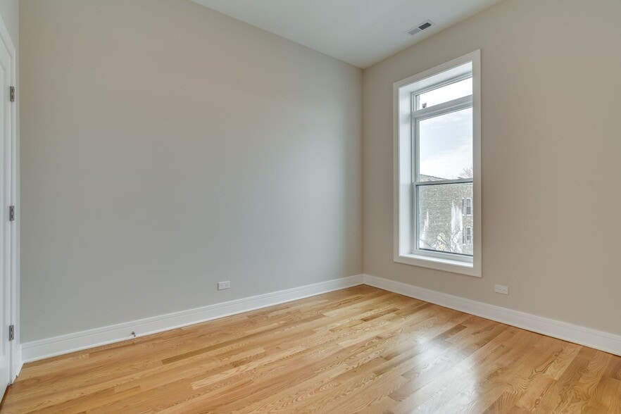 More Photos Of 965 W 18th St, Chicago Apartments For Sale